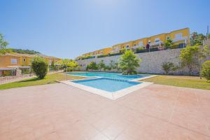 una piscina en un patio con un edificio en Bungalow Edyta - Plusholidays en Calpe