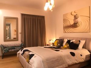 - une chambre avec un grand lit et un miroir dans l'établissement Luxury & Stylish Family Apartment, à Athènes