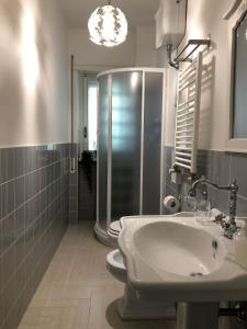 een badkamer met een douche, een wastafel en een toilet bij B&B EurGardenie in Rome