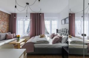 Posteľ alebo postele v izbe v ubytovaní Central Apartments Piwna