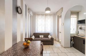 ein Wohnzimmer mit einem Tisch und einem Sofa in der Unterkunft Letizia Home in Turin
