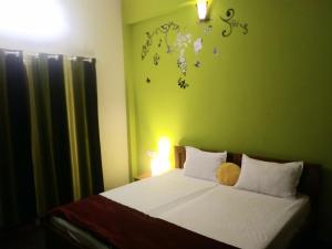 Un dormitorio con una cama con un osito de peluche. en ROYALE ACHAYA en Chennai
