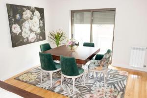 Uma área de estar em Graça Apartment