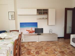 Zimmer mit 2 Betten und einem TV auf einer Kommode in der Unterkunft Rita's House in Monterosso in Monterosso al Mare