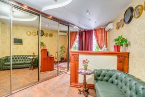 モスクワにあるGolden Hotelのリビングルーム(緑のソファ、暖炉付)