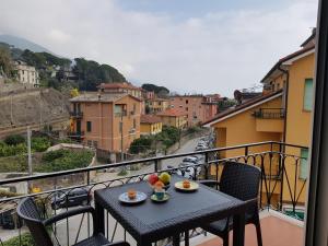 einen Tisch mit Obst auf dem Balkon in der Unterkunft Rita's House in Monterosso in Monterosso al Mare