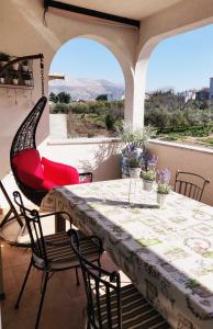 een tafel en stoelen op een balkon met uitzicht bij Apartment Split4me in Split