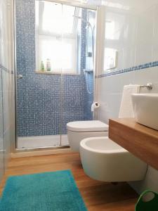 ein Bad mit einem WC, einem Waschbecken und einer Dusche in der Unterkunft Blue Sea Apartment in Torre Canne