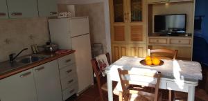 Кухня или мини-кухня в Monolocale indipendente con giardino

