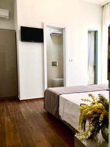 una camera con letto e un bagno con servizi igienici di Amberyellowbnb a Shkodër