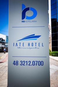 a sign for a rate hotel on a street at Iate Hotel Centro Florianópolis in Florianópolis