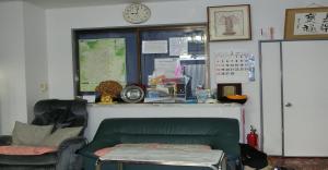 a living room with a green couch and a window at Ryokan Suzukisou-10 tatami mats room No bath and toilet- Vacation STAY 17872 in Kyoto