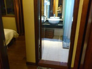 A bathroom at Mei Lan Hotel