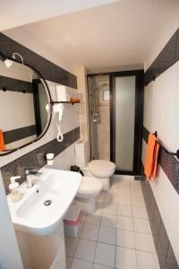 カターニアにあるRobi's Loftのバスルーム(洗面台、トイレ、鏡付)