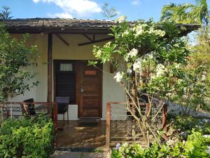 a house with a porch and a balcony at Hotel Vale das Nuvens in Guaramiranga