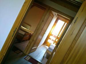 une porte ouverte menant à une chambre avec un miroir dans l'établissement Gitta Nyaralohaz, à Gyomaendrőd