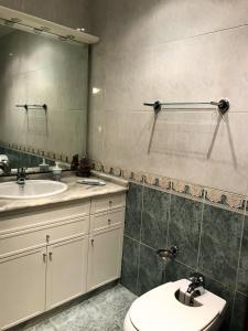 アリカンテにあるCentro/Rambla Alicanteのバスルーム(洗面台、トイレ、鏡付)