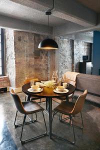- une salle à manger avec une table, des chaises et un canapé dans l'établissement Maison Sainte-Thérèse By Maisons & co, à Montréal