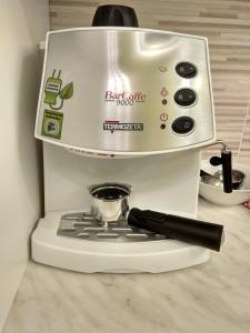 een koffiezetapparaat met een mortel en stop erop bij Sweet Home in Castelletto sopra Ticino