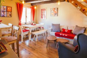 a living room with a couch and a table at Résidence des Tanneurs - Riesling in Obernai