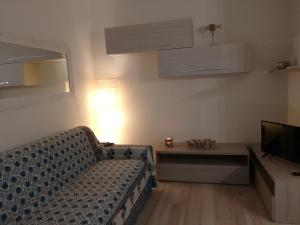 un soggiorno con divano e TV di Casa Anna a Moneglia