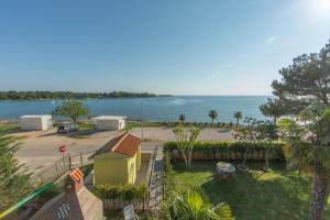 una vista aérea de una casa y de la playa en Villa Julia, en Lovrečica