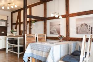 a kitchen and dining room with a table and chairs at Ferienwohnungen Haus Daniel nur 400m zum Strand in Neuharlingersiel