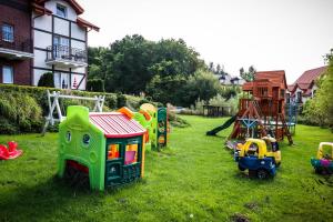 eine Gruppe von Spielzeug im Gras auf einem Hof in der Unterkunft Villa Pod Żaglami in Rusinowo