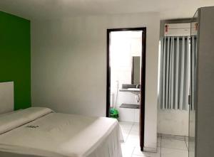 سرير أو أسرّة في غرفة في Pousada Maramazon