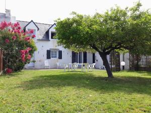 un patio con mesa y sillas frente a una casa en Le Croisic Brocéliande, en Le Croisic