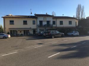 a parking lot with cars parked in front of a building at Maura appartamenti in Peschiera del Garda