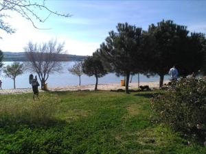 una persona volando una cometa en la playa en Casa Petra, en Arcos de la Frontera