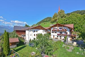un gran edificio blanco en la cima de una colina en Kircherhof, en Bresanona