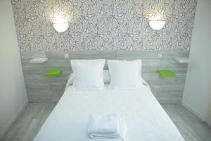 Una cama o camas en una habitación de Nersan 26 fotos más