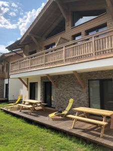 A garden outside Grossglockner Chalets Zell am See