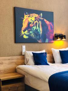 un dormitorio con una pintura de un tigre en la pared en Motel Blue, en Berlín