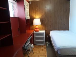 Un dormitorio con una cama y una lámpara en un escritorio. en Private Room near Airport, en Mississauga