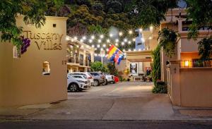 een straat met auto's geparkeerd op een parkeerplaats 's nachts bij Tuscany Villas Whakatane in Whakatane