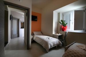 1 dormitorio con cama y ventana en La Madonnina, en Nicosia
