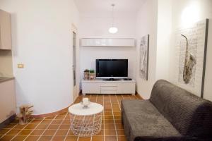 Televízia a/alebo spoločenská miestnosť v ubytovaní Casa Vela Bianca Mondello Addaura