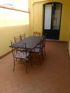 - une table et des chaises dans une pièce avec porte dans l'établissement Casa indipendente, à Fiumefreddo di Sicilia