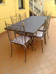 mesa de madera con sillas, mesa y mesa en Casa indipendente, en Fiumefreddo di Sicilia