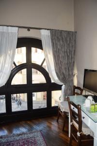 フィレンツェにあるSoggiorno La Cupola Guesthouseのデスク、大きな窓が備わる客室です。