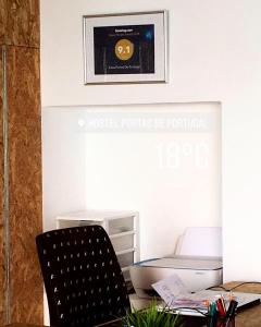 a room with a desk and a chair and a sign at Casa Portas de Portugal in Lagos