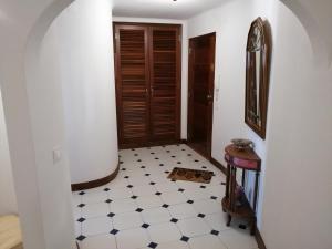 um corredor com piso em azulejo branco e preto em Albufeira INN - Casa de Viseu - CORAL T1 em Albufeira