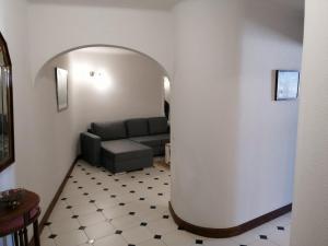 een woonkamer met een bank en een tafel bij Albufeira INN - Casa de Viseu - CORAL T1 in Albufeira