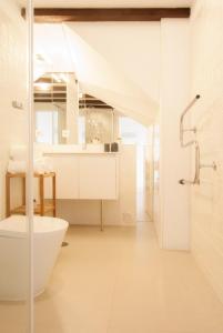 ein Badezimmer mit einer weißen Badewanne und einem Waschbecken in der Unterkunft DA'HOME - Vitoria Duplex Apartment in Porto