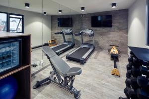 un gimnasio con dos cintas de correr y una cinta de correr en Felix Luxury Plus by Viadora en Ciudad de México