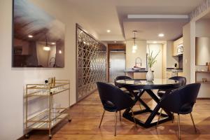 a kitchen and dining room with a table and chairs at Felix Luxury Plus by Viadora in Mexico City