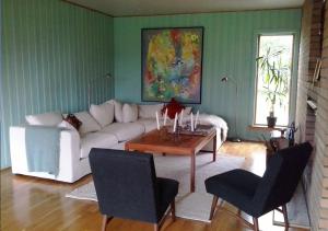 Posezení v ubytování Bø Huset